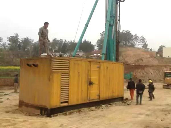 灯塔如何判断水冷式机油散热器密封件是否需要更换？